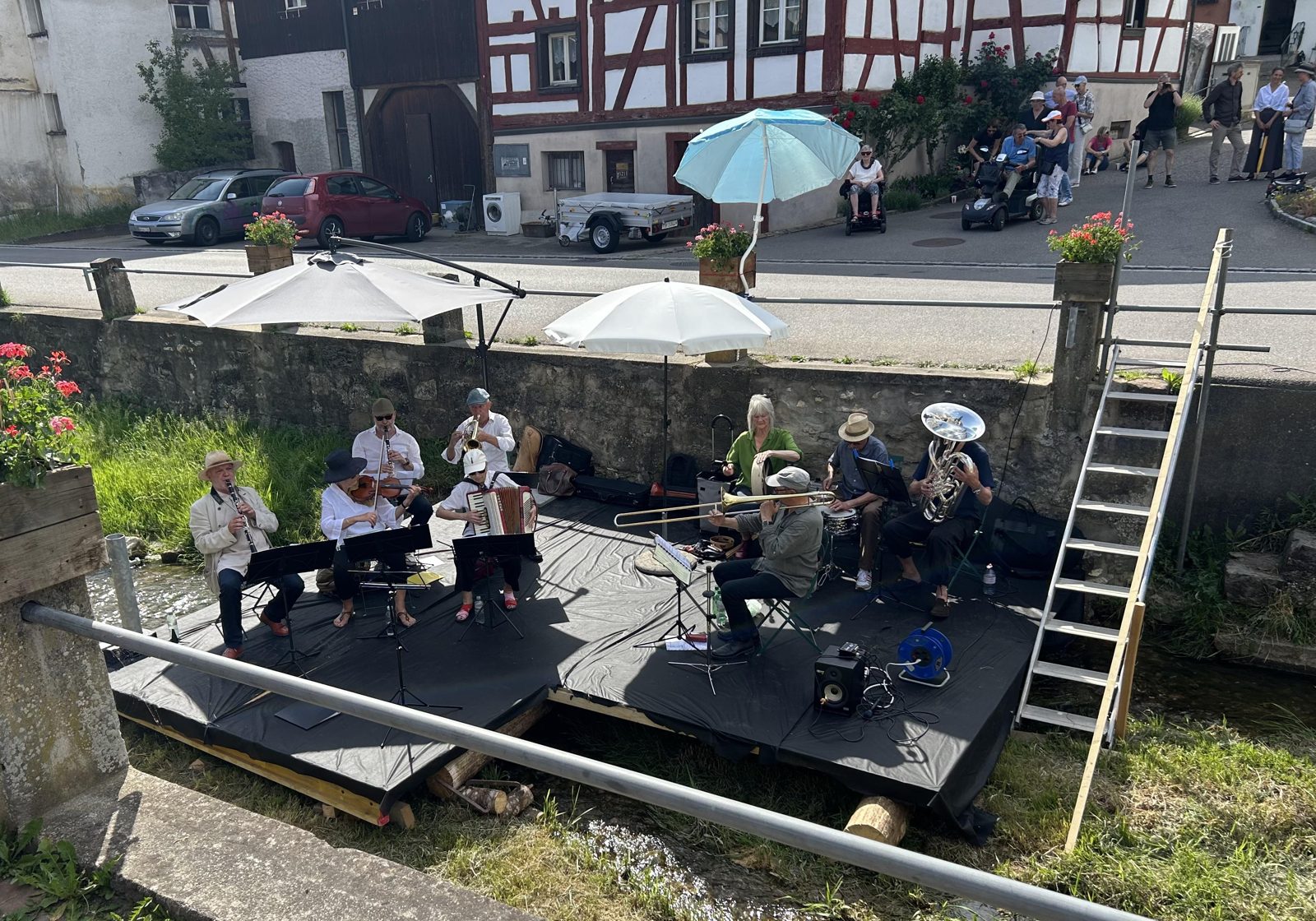 Köbi Gantenbein und das Bachorchester bei der Bachsuite an der Eberlibrücke
